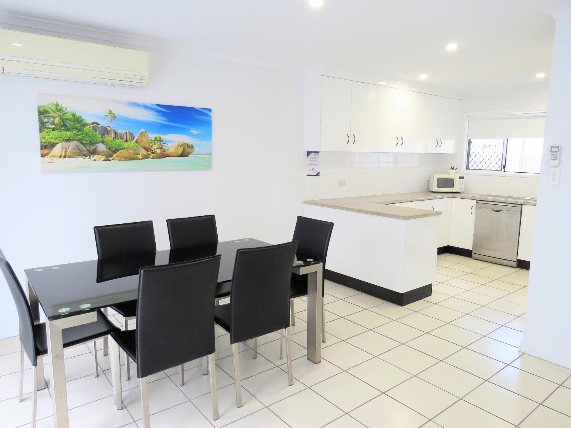 The Shores Holiday Apartments Mackay Room photo